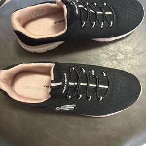 Skechers Women's Black and Pink Sneakers